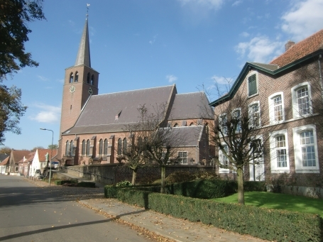 Leudal NL : Ortsteil Buggenum, Dorpsstraat mit der Kirche St. Aldegundis